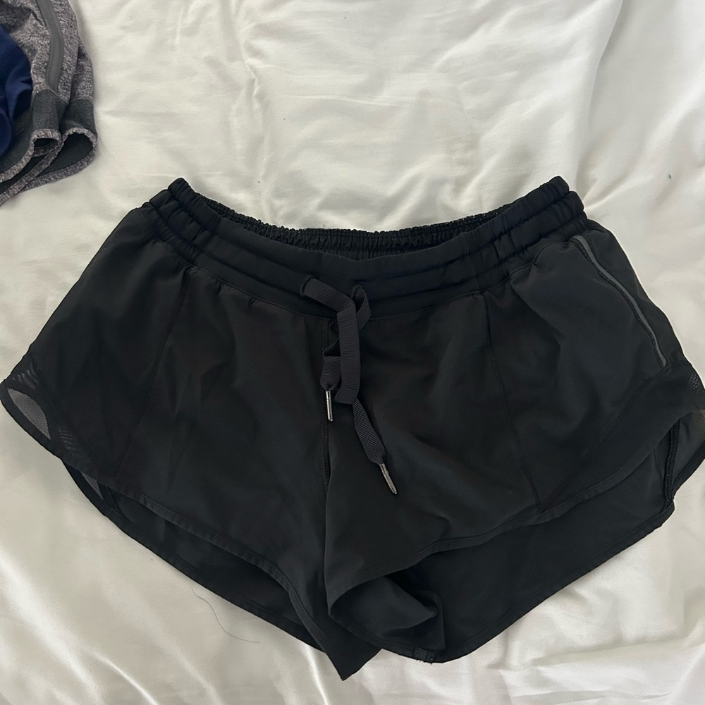 Lululemon Athletica Women’s Black Hotty Hot Low-Rise Lined Short 2.5"
